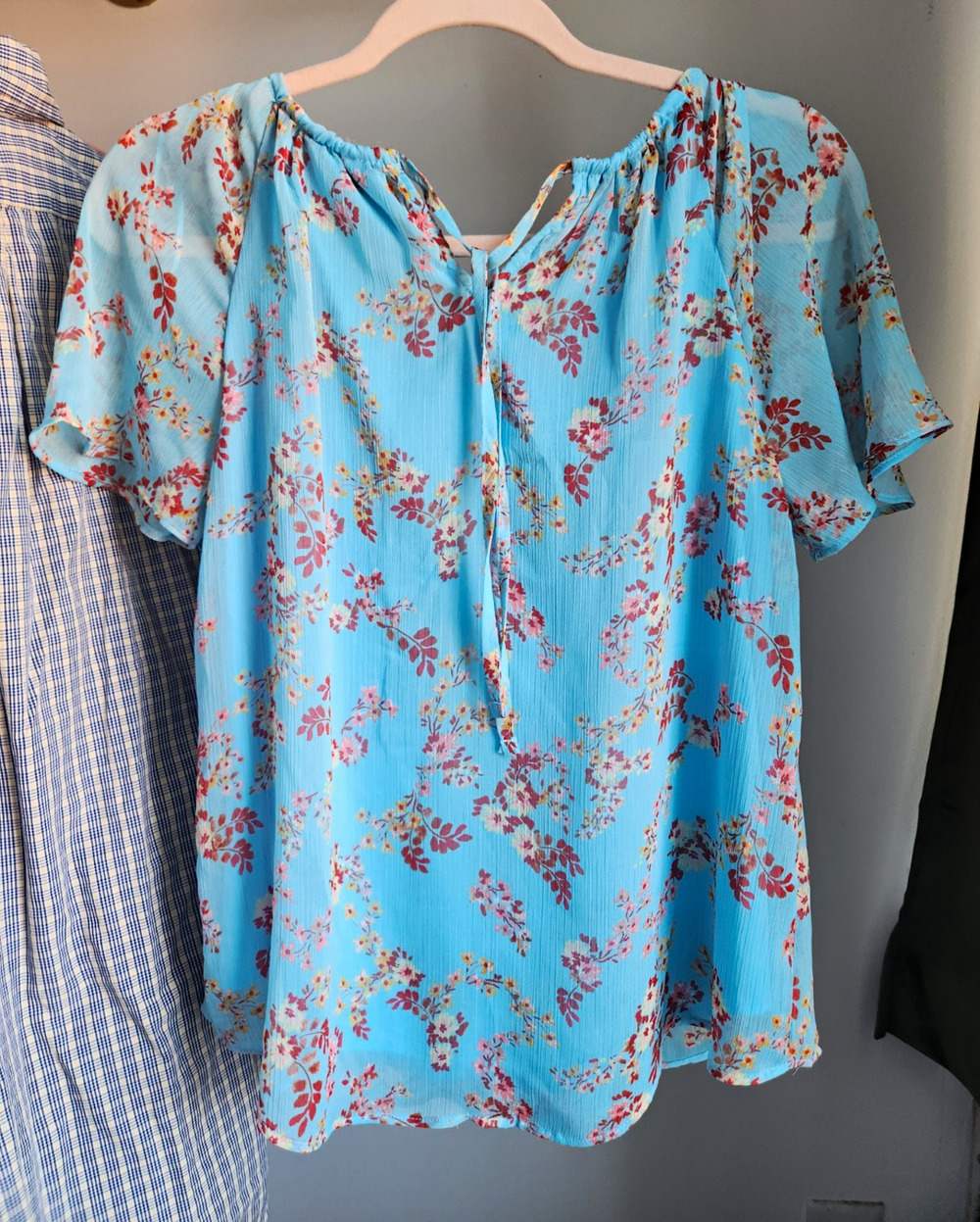 LC Lauren Conrad XS Blue Pink Floral V-Neck Tie Flutter Sleeve Blouse